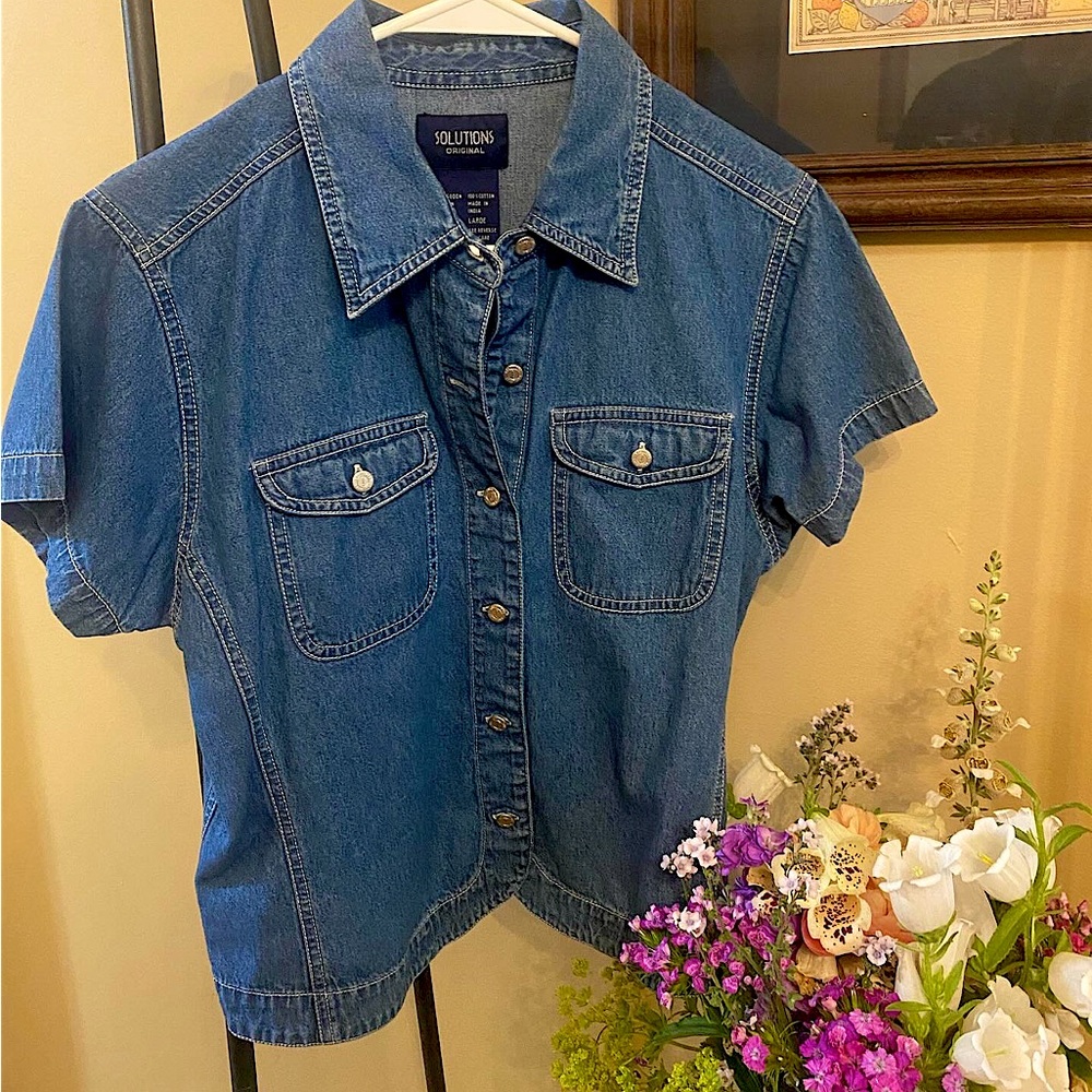 Solutions denim button-up top 💙